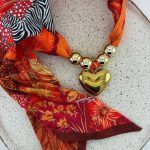 Υφασμάτινο Κολιέ Φουλάρι Πορτοκαλί-Κόκκινο με Χρυσή Puffy Καρδιά - Image 3
